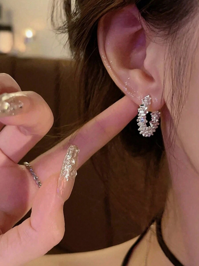 אביזר בסגנון מינימליסטי לנשים