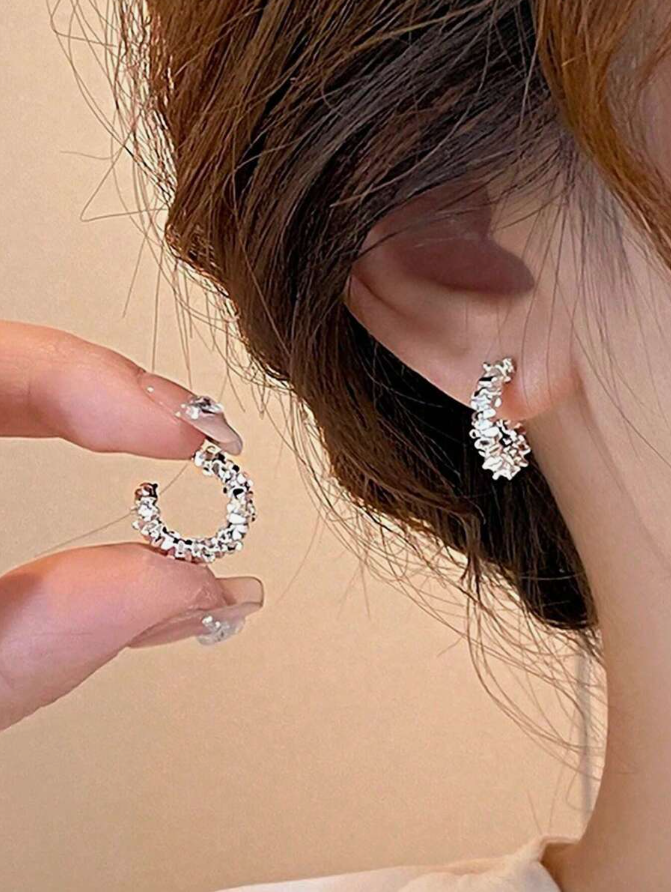 אביזר בסגנון מינימליסטי לנשים