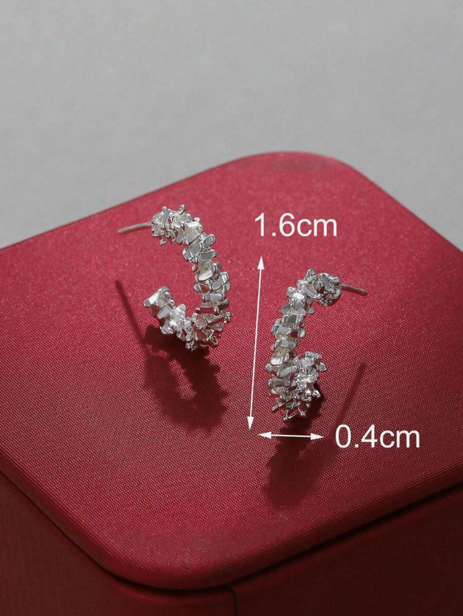 אביזר בסגנון מינימליסטי לנשים