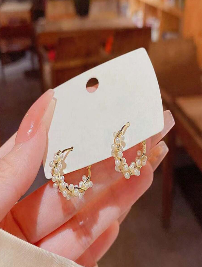 יחידות עגילי חישוק פנינים בעיצוב מינימליסטי