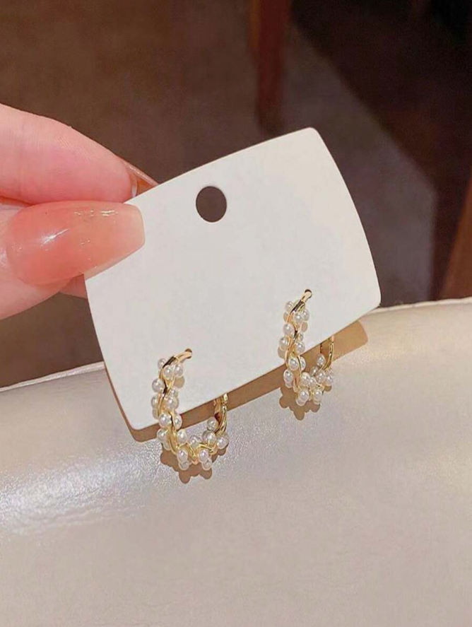 יחידות עגילי חישוק פנינים בעיצוב מינימליסטי