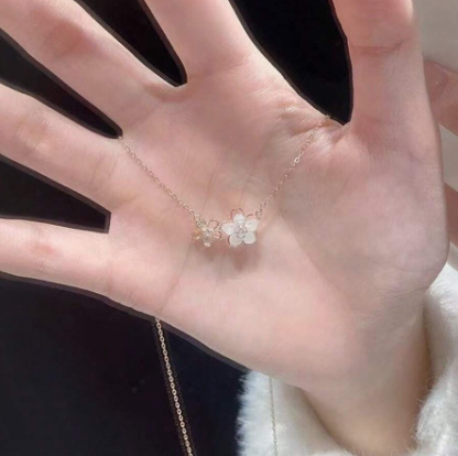 שרשרת פרח סאקורה לבנה פנינה