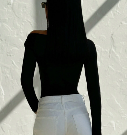 חולצת טריקו שחורה צמודה