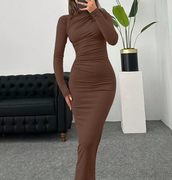 שמלת קפלים עם צווארון עומד ושרוולים