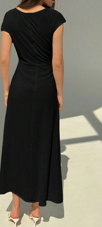 שמלה ארוכה מינימליסטית אלגנטית ואלגנטית עם גזרה