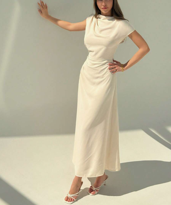 שמלה ארוכה מינימליסטית אלגנטית ואלגנטית עם גזרה