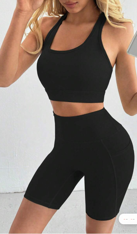 חזייה להגדלת חזה ומכנסיים קצרים בגזרה גבוהה