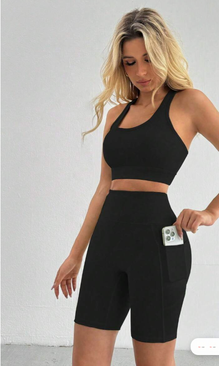 חזייה להגדלת חזה ומכנסיים קצרים בגזרה גבוהה